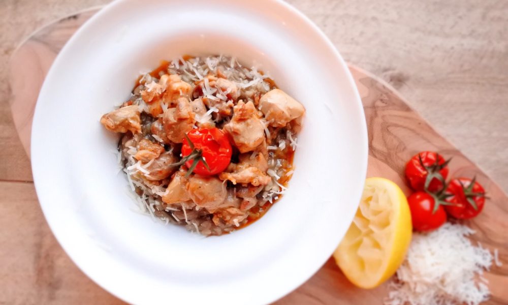 Cremet fuldkornsris med saftig citronkylling, aubergine og grillede tomater
