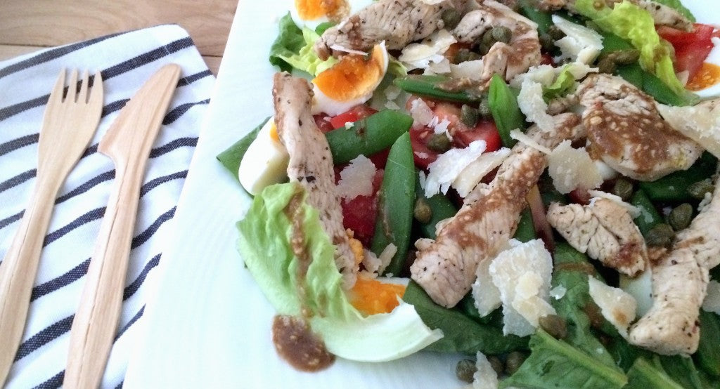 Frisk og proteinrig salat med saftig kalkun og sprøde sukkerærter