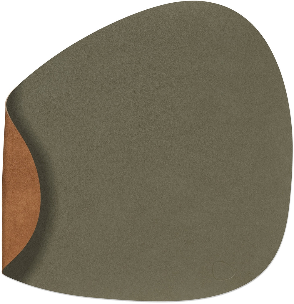 LIND DNA Placemats Nupo - Læder - Army Green / Nature - Kurvet - dobbelt-sidet - 44 x 37 cm - 2 Styk