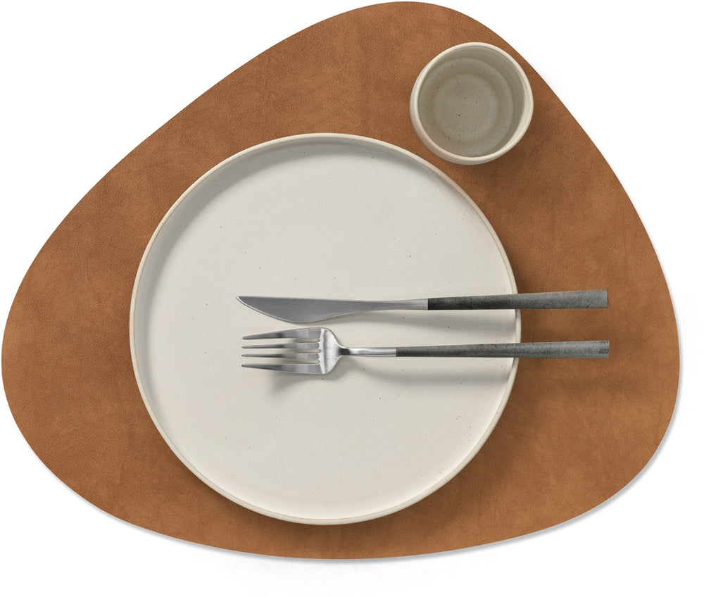 LIND DNA Placemats Nupo - Læder - Army Green / Nature - Kurvet - dobbelt-sidet - 44 x 37 cm - 2 Styk