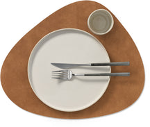 LIND DNA Placemats Nupo - Læder - Army Green / Nature - Kurvet - dobbelt-sidet - 44 x 37 cm - 2 Styk