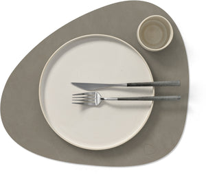 LIND DNA Placemats Nupo - Læder - Flint Grey - Curved - 44 x 37 cm - 2 Styk
