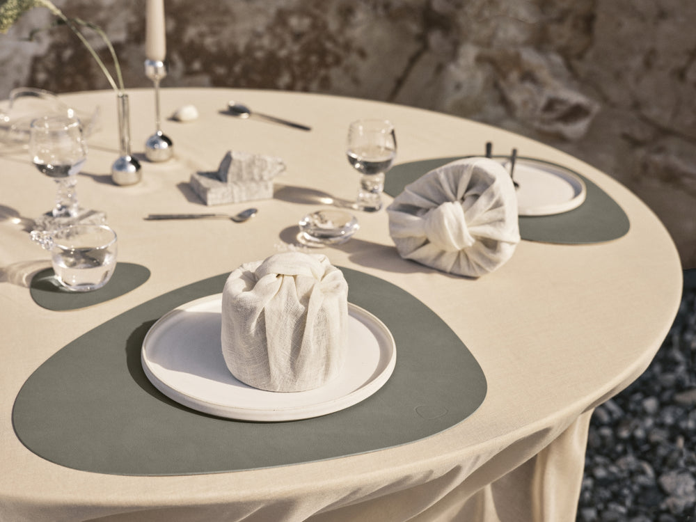 LIND DNA Placemats Nupo - Læder - Flint Grey - Curved - 44 x 37 cm - 2 Styk