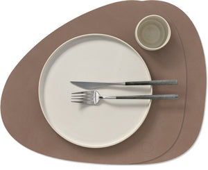 LIND DNA Placemats Nupo - Læder - Trøffel - Curved - 44 x 37 cm - 2 Styk
