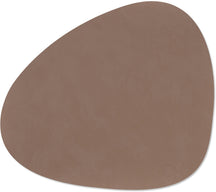 LIND DNA Placemats Nupo - Læder - Trøffel - Curved - 44 x 37 cm - 2 Styk