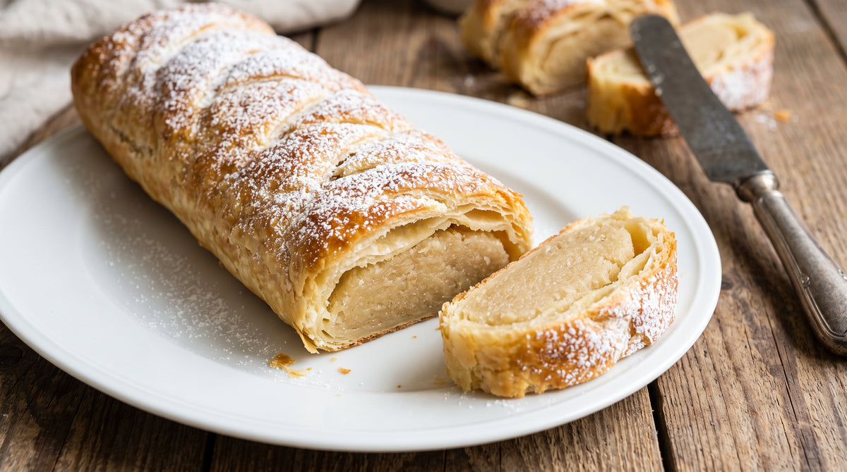 Det klassiske hollandske festbagværk, hjemmelavet med butterdej og hjemmelavet mandelmasse
