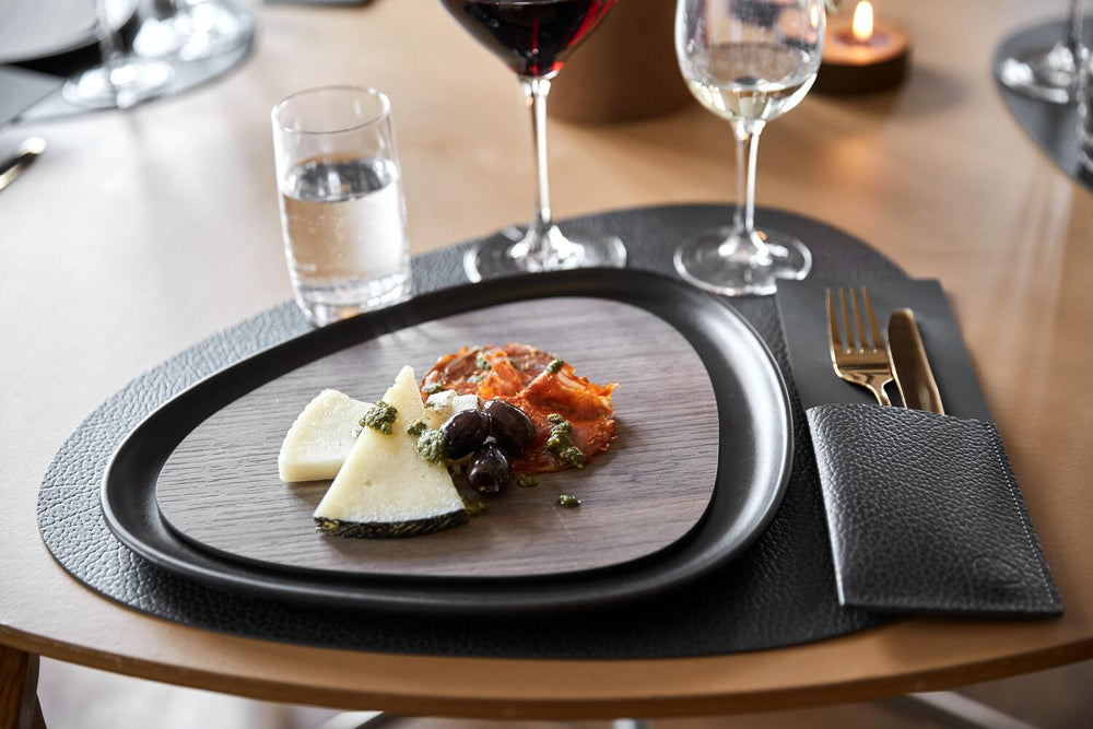 LIND DNA Placemats Hippo - Læder - Black Anthracite - Curved - 44 x 37 cm - 2 Styk