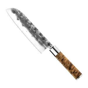 Forged Santokumes VG10 18 cm met houten heft, vrijstaand op witte achtergrond