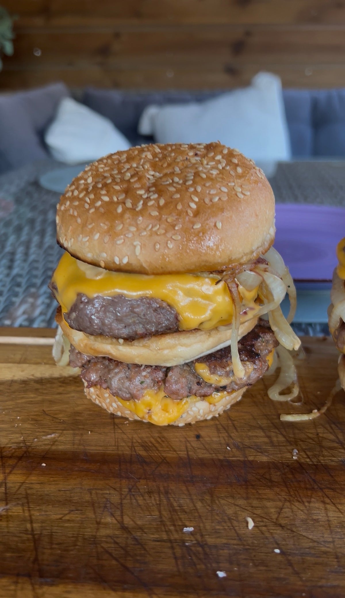Den ikoniske burger, men større, mere røgfyldt og lavet i kamadoen