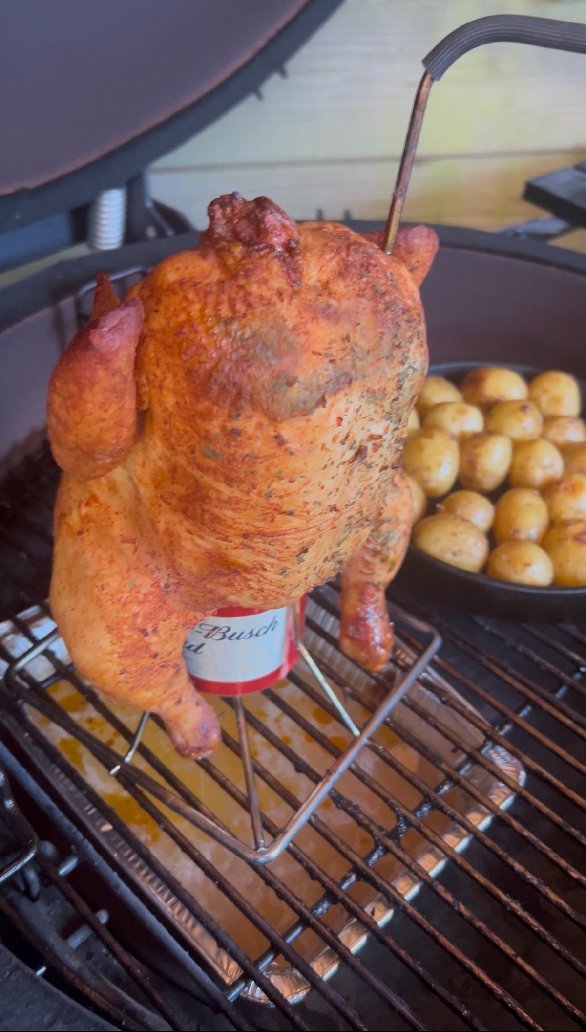 Saftig kylling indeni, sprød udenpå, direkte fra grillen.