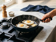 Keij Kamado Stegepande Skillet Blå - Gussejern - ø 25,5 cm - emaljeret non-stick belægning