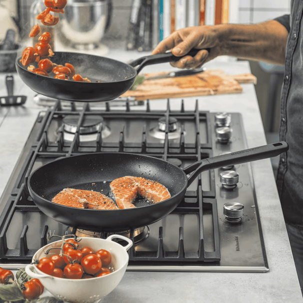 KitchenAid Stegepandesæt Classic Forged 2-delt - ø 20 & 28 cm - keramisk non-stick belægning