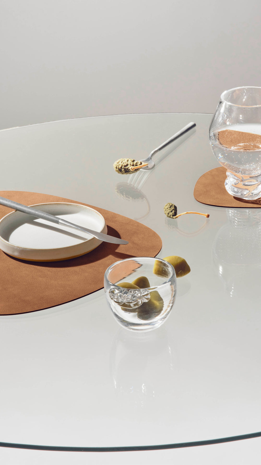 LIND DNA Placemats Nupo - Læder - Army Green / Nature - Kurvet - dobbelt-sidet - 44 x 37 cm - 2 Styk