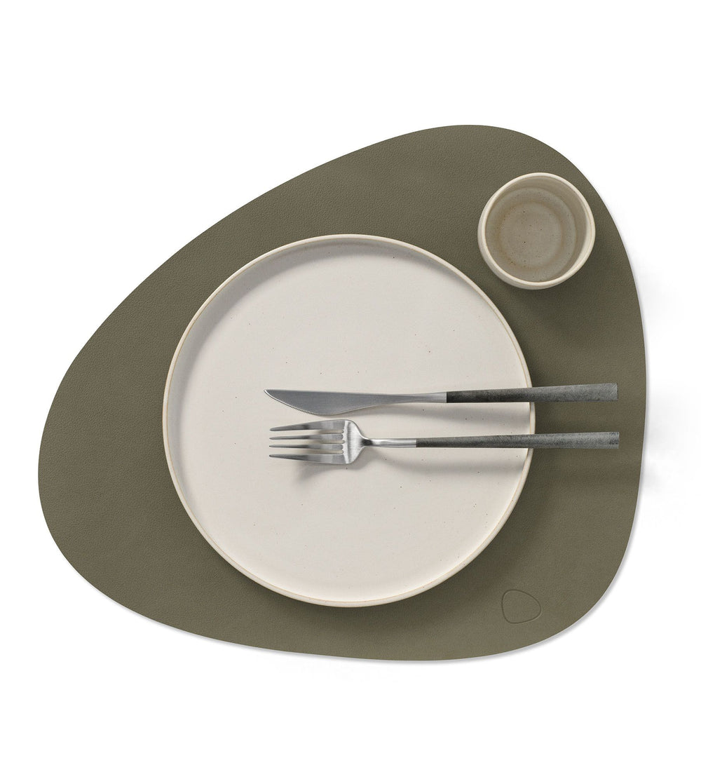 LIND DNA Placemats Nupo - Læder - Army Green / Nature - Kurvet - dobbelt-sidet - 44 x 37 cm - 2 Styk