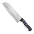 Messermeister Santokumes met Kuiltjes Custom 18 cm met blauw-grijs heft, vrijstaand op witte achtergrond