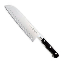 Messermeister Santokumes met Kuiltjes Meridian Elite 18 cm met zwart heft, vrijstaand op witte achtergrond