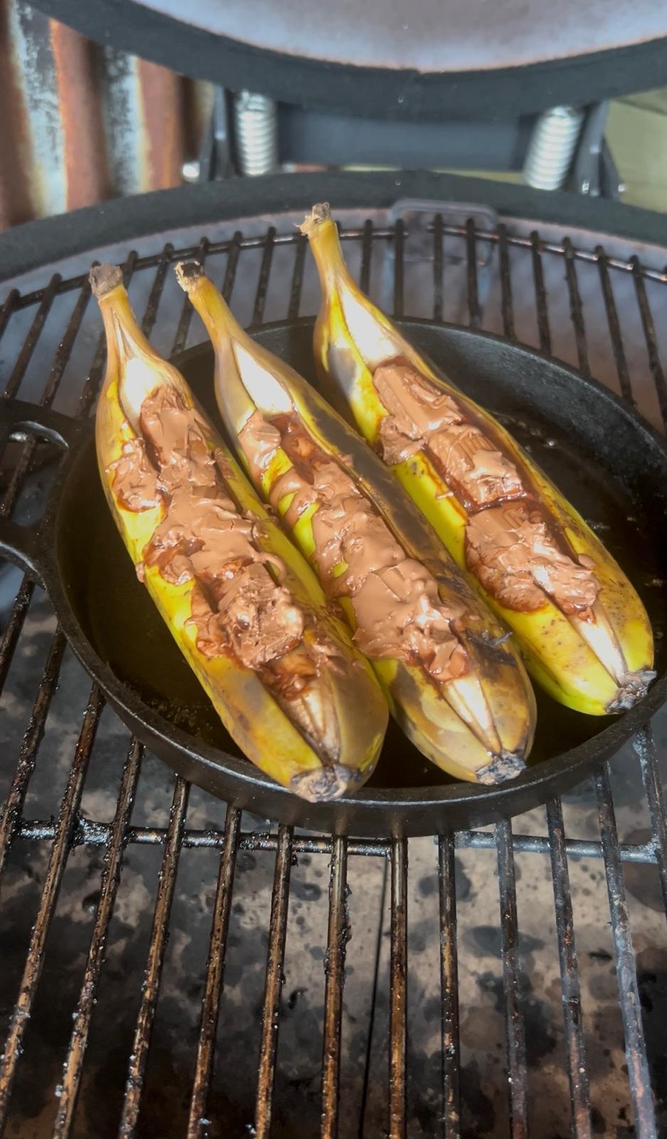 Den ultimative grill-dessert: grillet banan med smeltende chokolade og et godt skvæt Licor 43.
