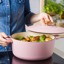 BK Braadpan Bourgogne Blush Pink Gietijzer ø 28 cm / 6.7 Liter - sfeerbeeld 3