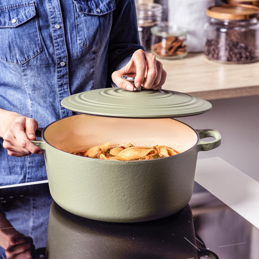 BK Braadpan Bourgogne Olive Green Gietijzer ø 24 cm / 4.2 Liter - sfeerbeeld 1