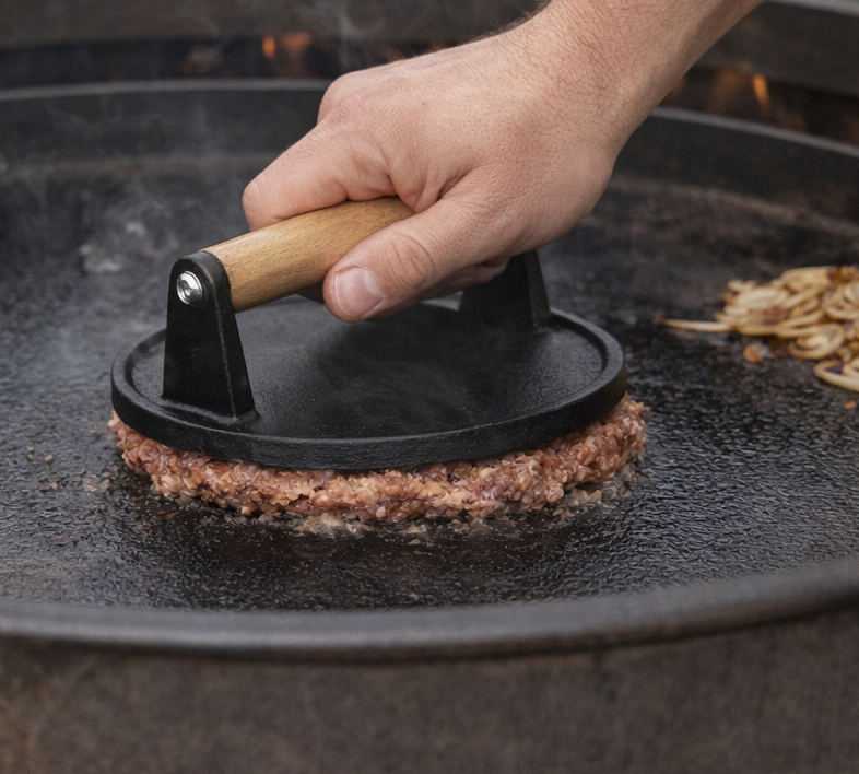 Fladtrykt, fuld af smag og klar på få minutter. Den oldschool, sprøde burgerhype, du skal smage!