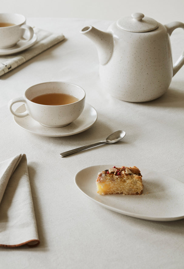 Broste Copenhagen Theeset Nordic Vanilla 7-delig / 2 personer - 1 teapot, 2 tallerkener og 2 kopper og skåle