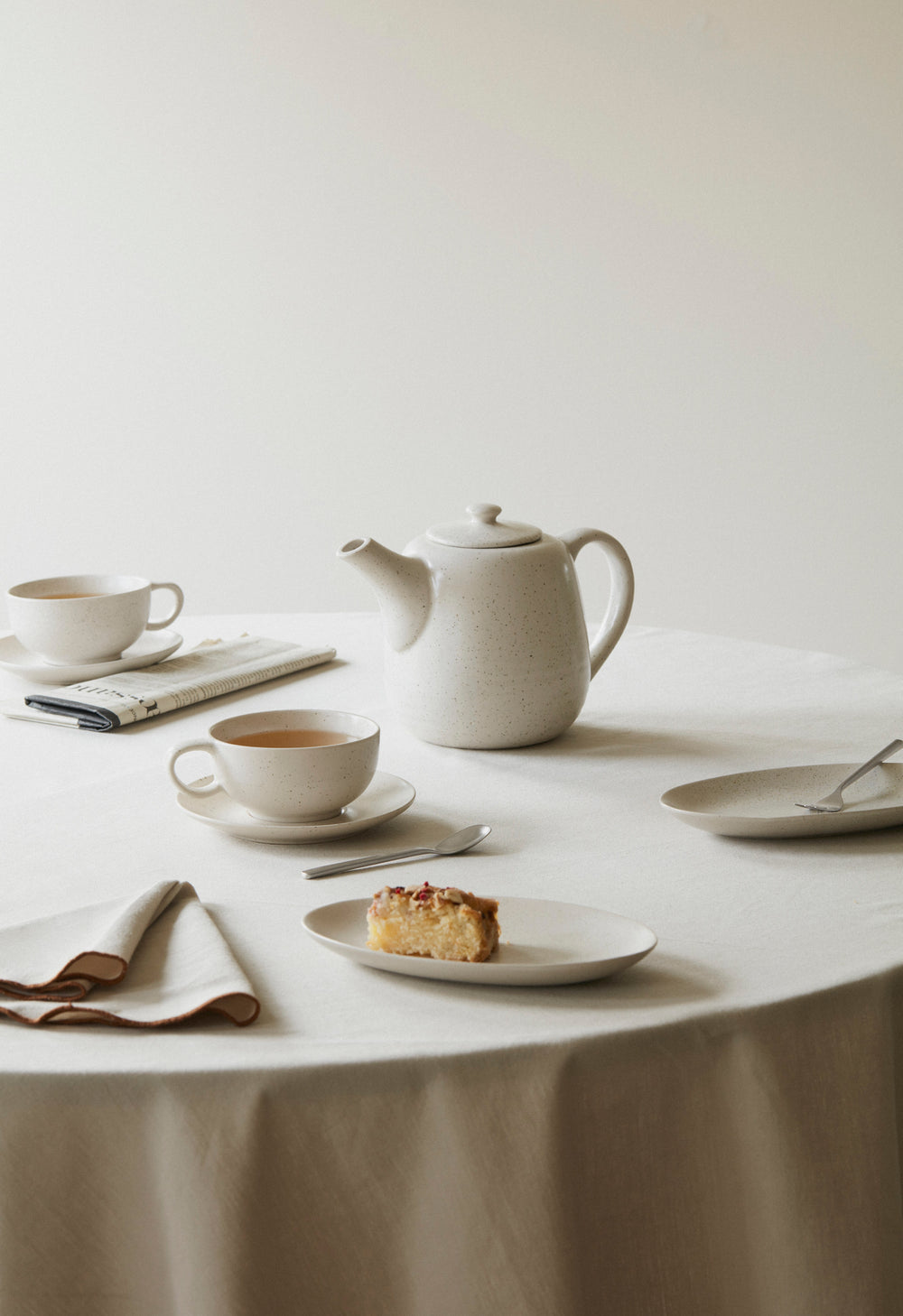 Broste Copenhagen Theeset Nordic Vanilla 7-delig / 2 personer - 1 teapot, 2 tallerkener og 2 kopper og skåle
