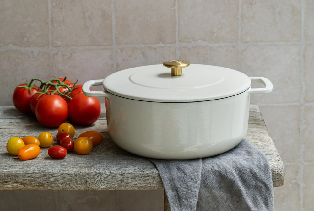 Combekk Braadpan met deksel Gietijzer Sand ø 24 cm / 3.8 Liter - sfeerbeeld 1