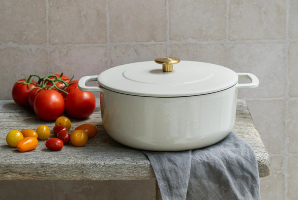 Combekk Stegegryde med låg Støbejern Sand ø 24 cm / 3.8 Liter - emaljeret non-stick belægning