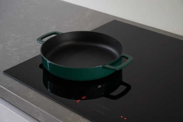 Combekk Stegepande med 2 håndtag Støbejern Holly Green ø 24 cm - emaljeret non-stick belægning