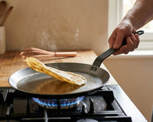 De Buyer Pande til pandekager / Crêpepan Carbone Plus - Pladejern - ø 26 cm - uden non-stick belægning