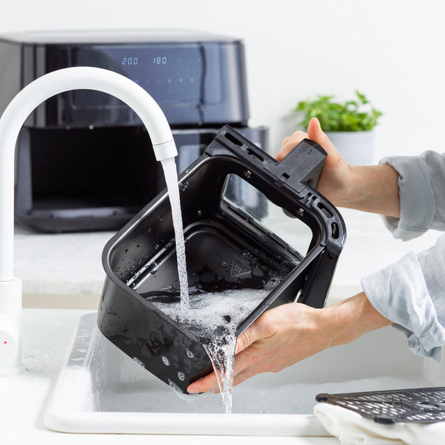 Maak de mand en bak voorzichtig schoon