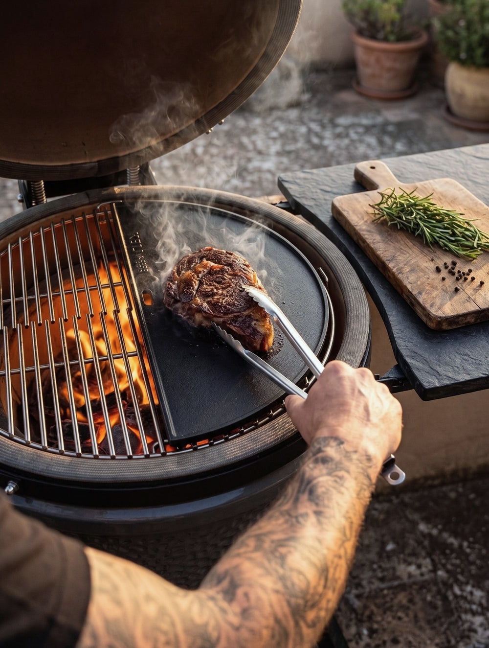 Keij Kamado Halve Maan Grillplade / Plancha Large - Emaljeret Gussejern - 2-sidet - 46.5 cm - til 21 tommer Kamadoer - Universel