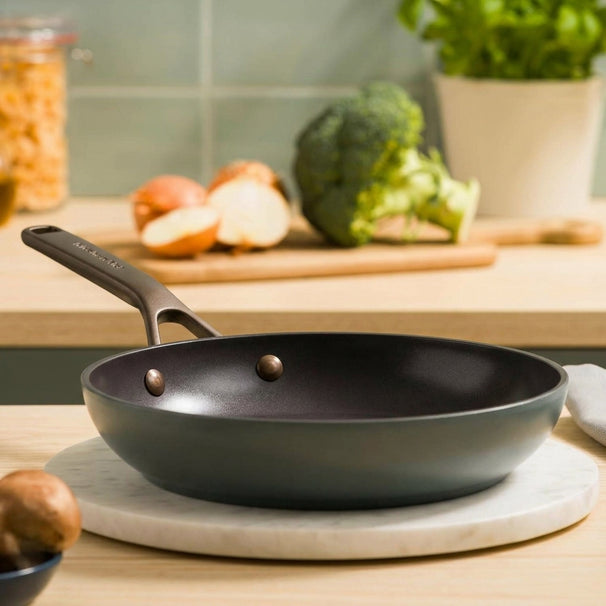 KitchenAid Stegepande Advanced Juniper Black ø 20 cm - keramisk non-stick belægning