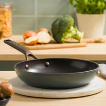 KitchenAid Koekenpan Advanced Juniper Black ø 28 cm - sfeerbeeld 1