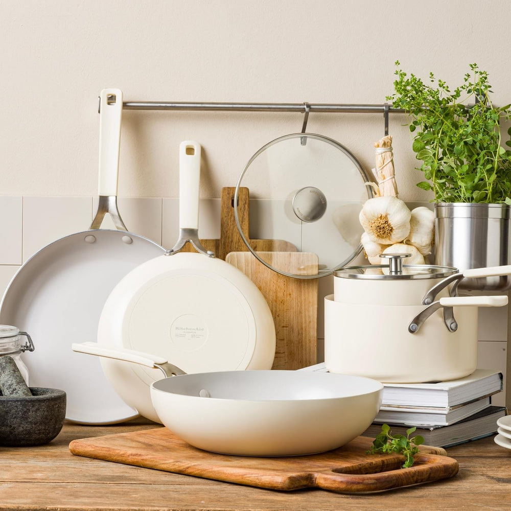 KitchenAid Hapjespan / Sauteerpan met deksel Aluminium Almond Cream ø 24 cm / 3.1 Liter - sfeerbeeld 1