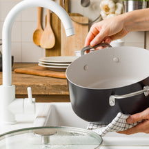 KitchenAid Kookpan Aluminium Mat Zwart ø 24 cm / 4.9 Liter - sfeerbeeld 2
