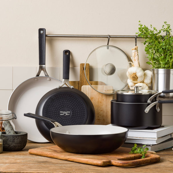 KitchenAid Grydesæt Aluminium Mat Sort 4-delt - Stegepander ø 24 & 28 cm, Gryder ø 20 & 24 cm - keramisk non-stick belægning
