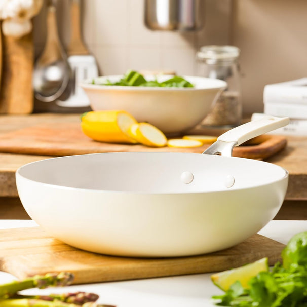 KitchenAid Wokpande Aluminium Almond Cream ø 28 cm / 3,7 Liter - keramisk non-stick belægning