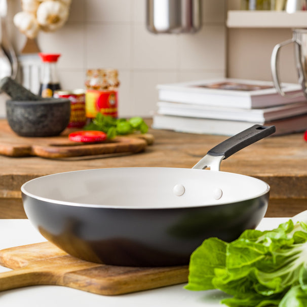 KitchenAid Wokpande Aluminium Mat Sort ø 28 cm / 3,7 Liter - keramisk non-stick belægning
