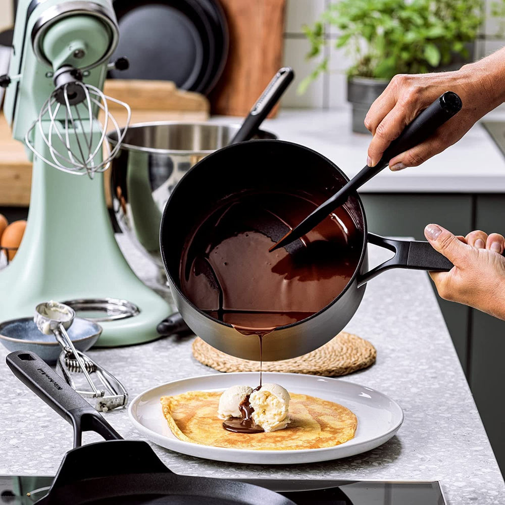 KitchenAid Steelpan Classic Forged Zwart ø 20 cm / 3.1 Liter - sfeerbeeld 1