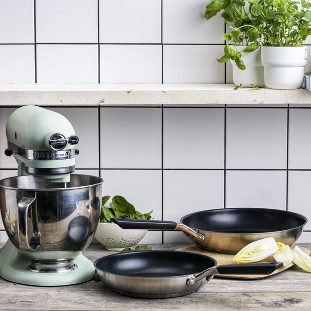 KitchenAid Stegepandesæt Classic Rustfrit Stål 2-delt - ø 24 & 28 cm - keramisk non-stick belægning
