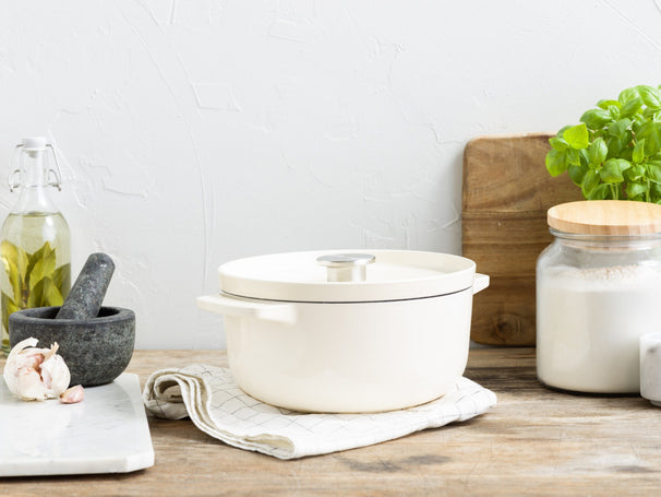 KitchenAid Stegegryde Støbejern Cream ø 22 cm / 3,3 Liter - emaljeret non-stick belægning