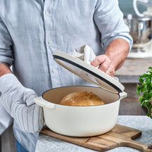 KitchenAid Braadpan Gietijzer Cream ø 22 cm / 3.3 Liter - sfeerbeeld 3