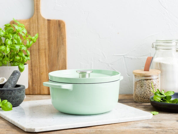 KitchenAid Stegegryde Støbejern Pistachio ø 22 cm / 3,3 Liter - emaljeret non-stick belægning