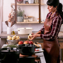 KitchenAid Braadpan Gietijzer Onyx Black ø 26 cm / 5.2 Liter - sfeerbeeld 4