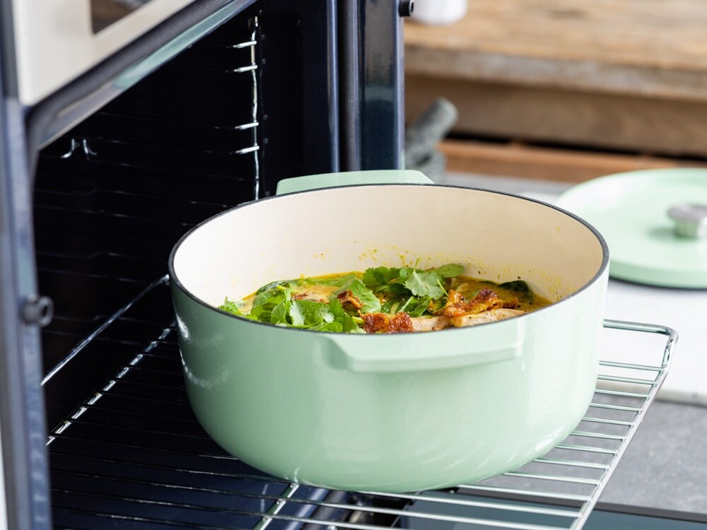 KitchenAid Braadpan Gietijzer Pistachio ø 26 cm / 5.2 Liter - sfeerbeeld 3