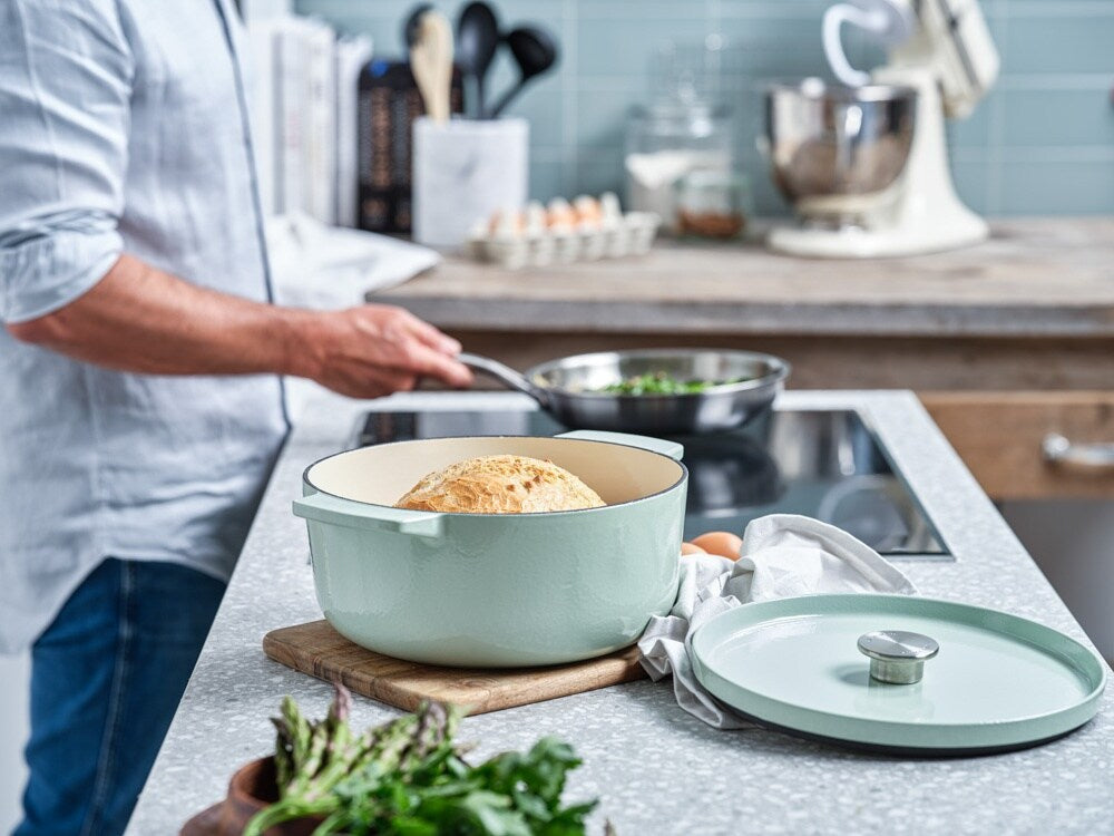 KitchenAid Braadpan Gietijzer Pistachio ø 26 cm / 5.2 Liter - sfeerbeeld 4