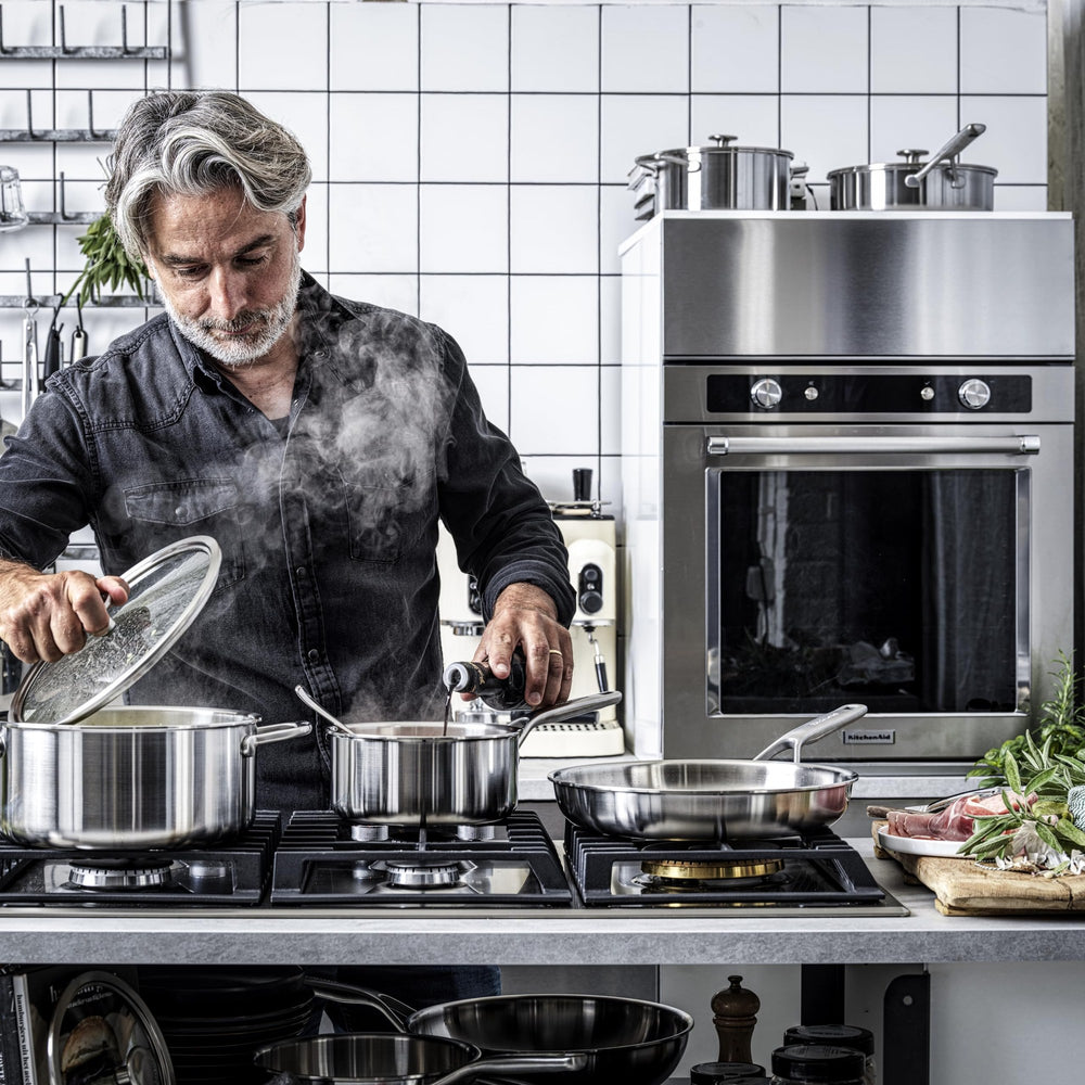 KitchenAid Wokpan met deksel Tri-Ply RVS ø 28 cm / 3.6 Liter - sfeerbeeld 2
