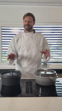 Sola Braadpan med deksel Gietijzer - Rød - ø 24 cm / 3.2 Liter - emaljeret non-stick belægning