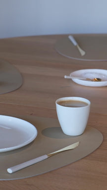LIND DNA Placemats Nupo - Læder - Khaki - Curved - 44 x 37 cm - 2 Styk